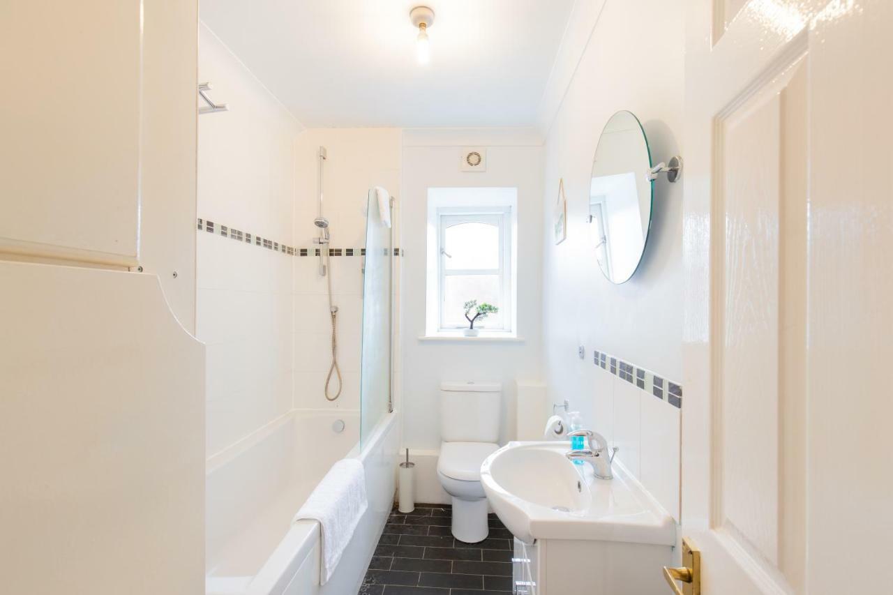 Spacious 2Br Flat In Stansted Apartment Stansted Mountfitchet Bagian luar foto